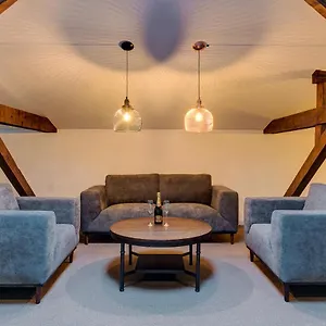 Upstairs Boutique Apartahotel